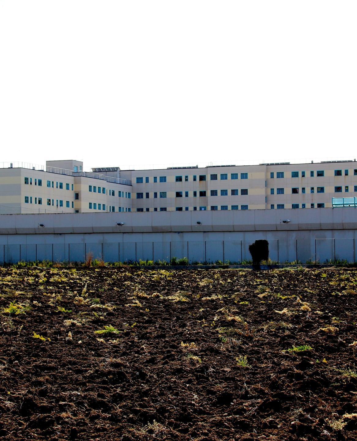 Aggredisce un agente isolato dagli altri detenuti 