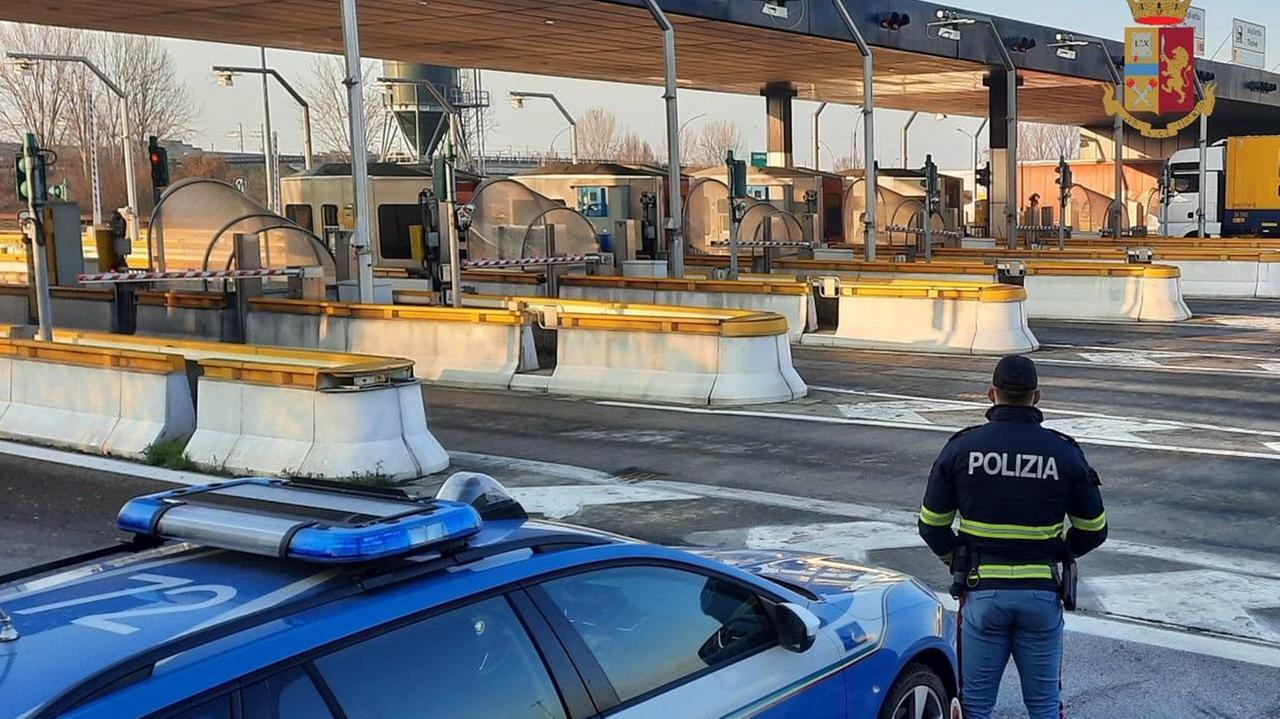 Controlli della Stradale. Le classiche multe ai modenesi: si telefona e si dimenticano le cinture