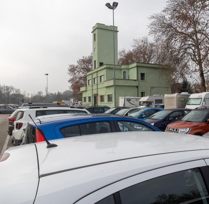Ferrara. Saltano su cofani e tetti dell’auto all’ex Mof. Vandali in azione dopo le gomme bucate 