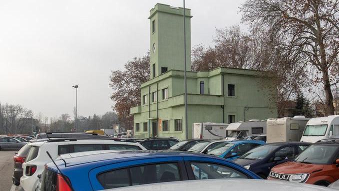 Ferrara. Saltano su cofani e tetti dell’auto all’ex Mof. Vandali in azione dopo le gomme bucate