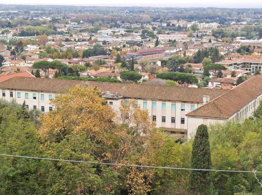 Una veduta dall'alto dell'ex colleggio dei Salesiani a Città Giardino a Pietrasanta
