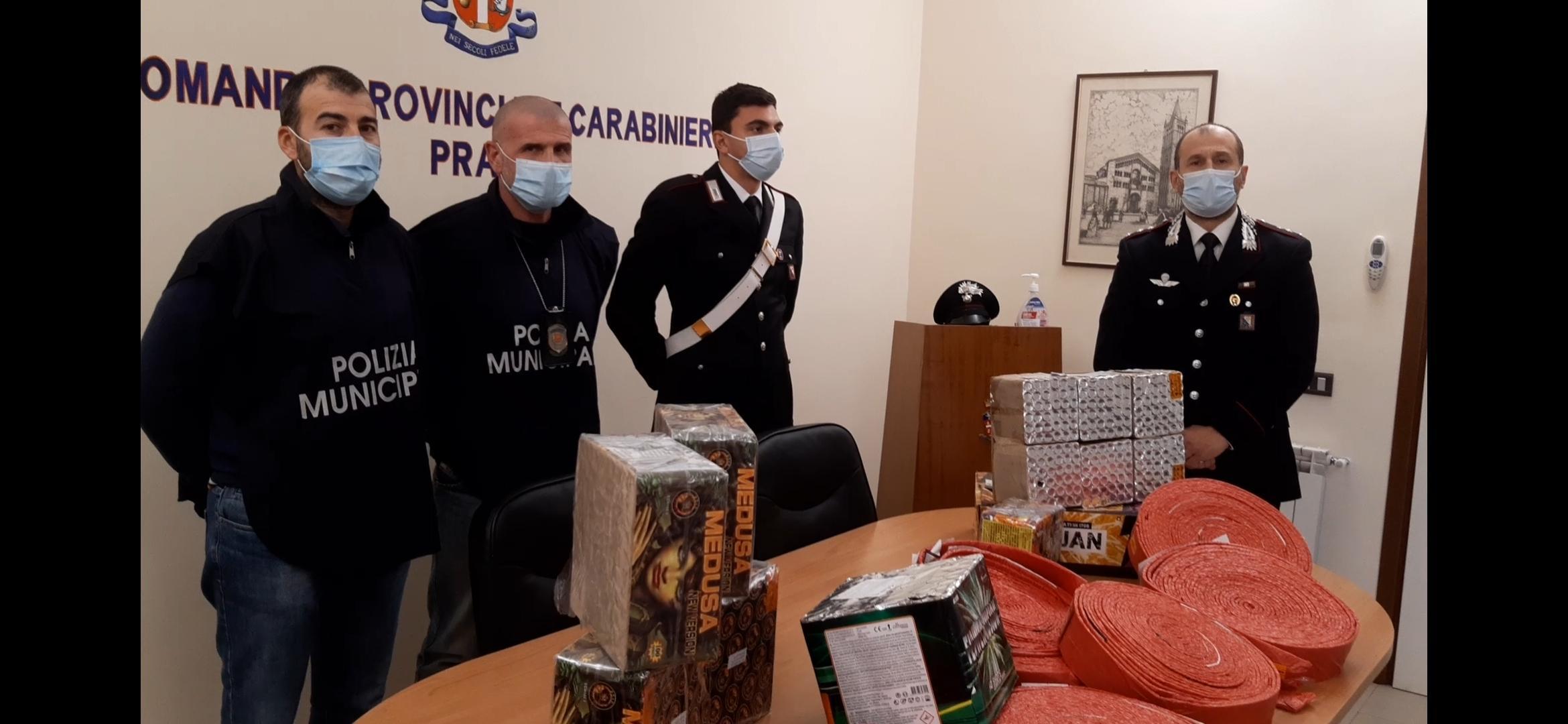 Carabinieri e Polizia municiaple di Prato con i fuochi d'artificio illegali sequestrati