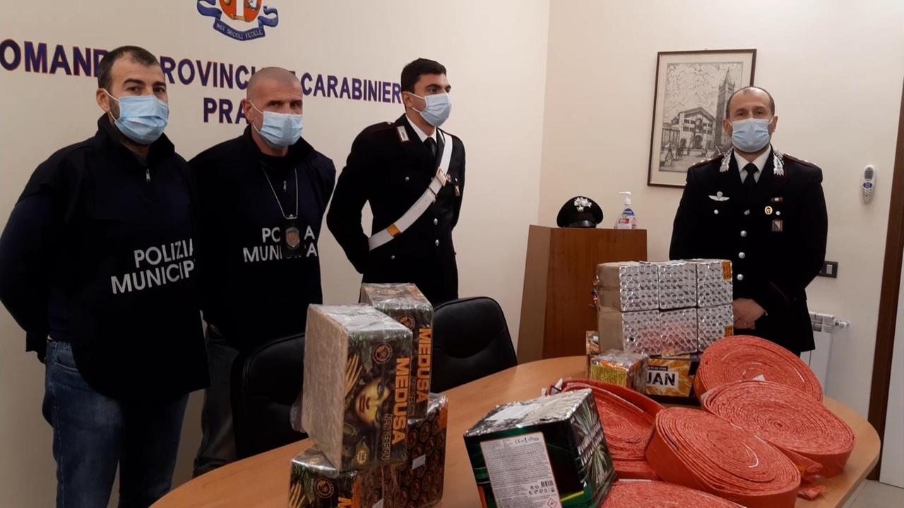 Carabinieri e Polizia municiaple di Prato con i fuochi d'artificio illegali sequestrati