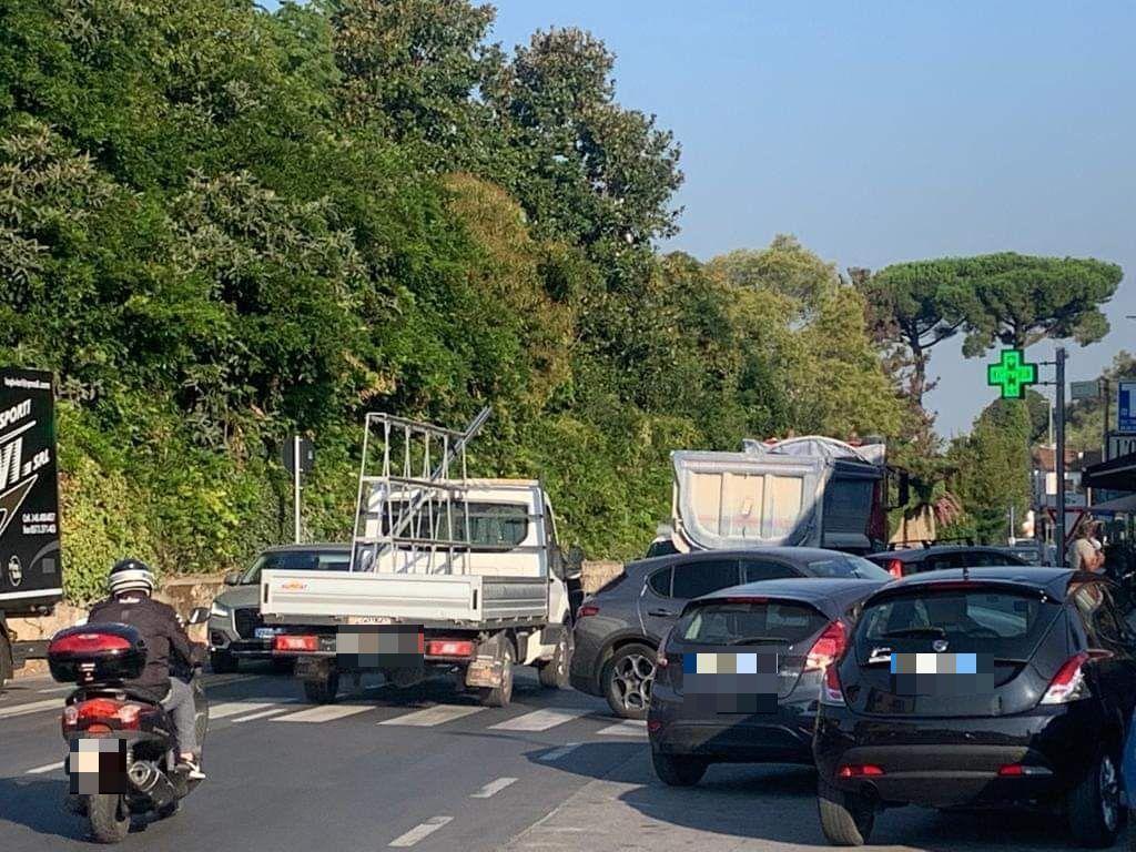 Investito in via Sarzanese, la denuncia dei residenti: «Tragedia annunciata, qui è il Far West» 