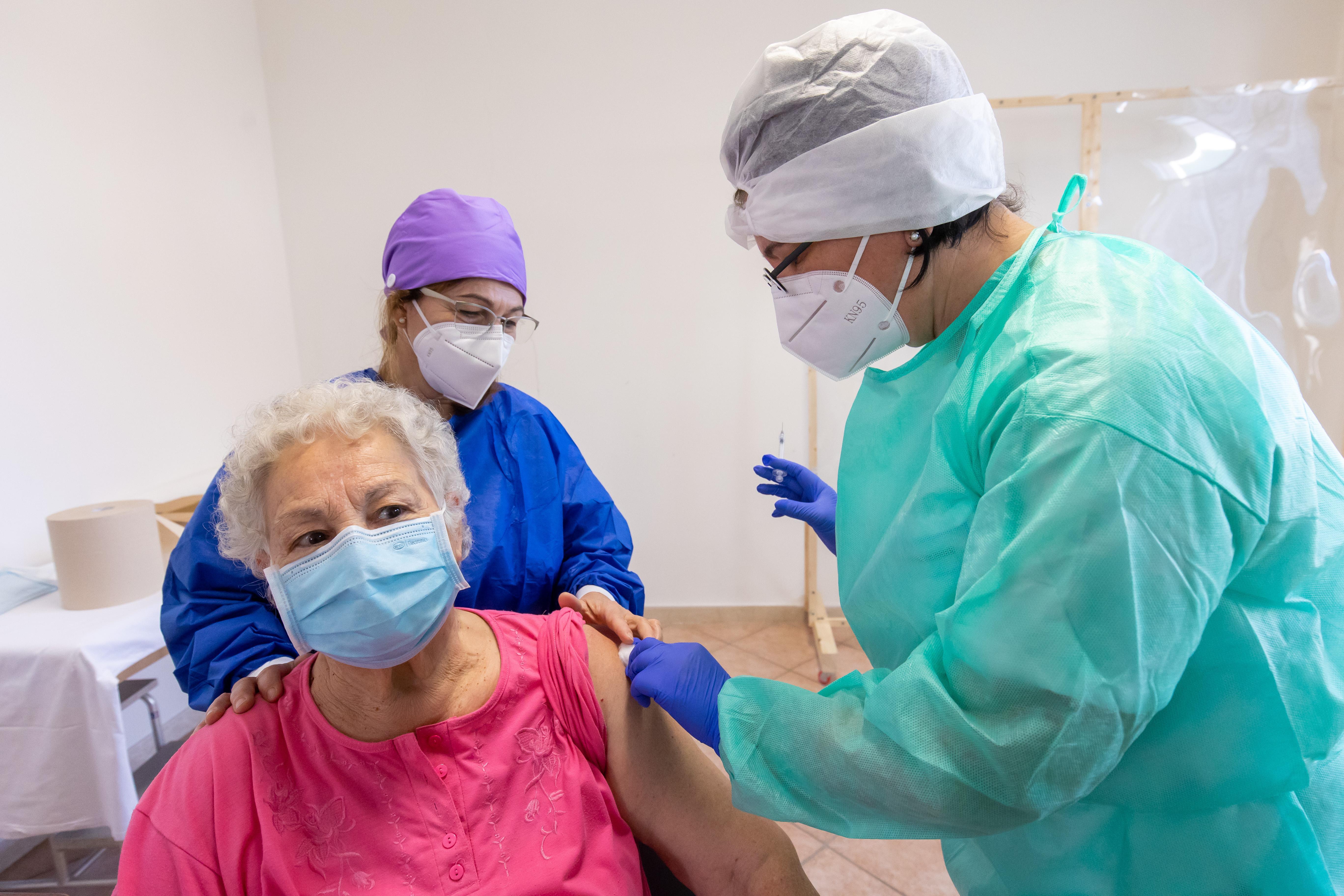 La vaccinazione di un'anziana (foto d'archivio)