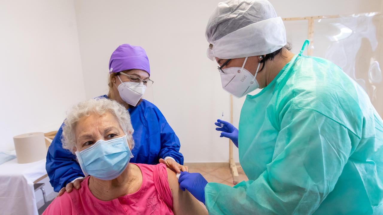 La vaccinazione di un'anziana (foto d'archivio)