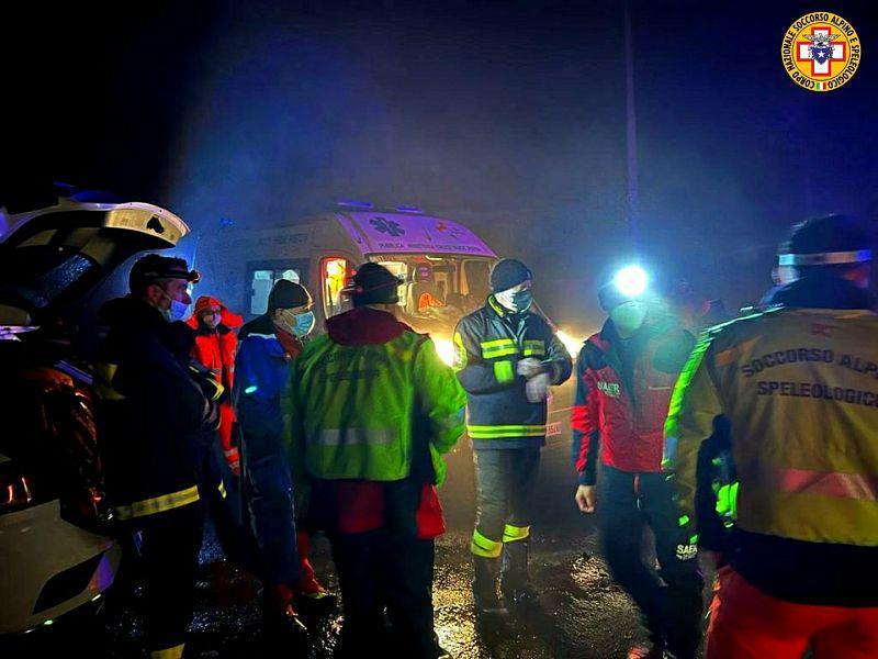 Sei ragazzini e tre adulti (tra cui il prete) bloccati in montagna: salvati nella notte