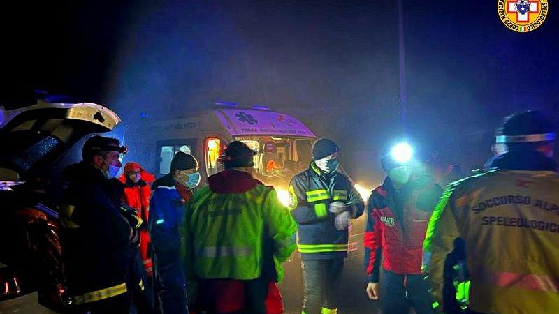 Sei ragazzini e tre adulti (tra cui il prete) bloccati in montagna: salvati nella notte