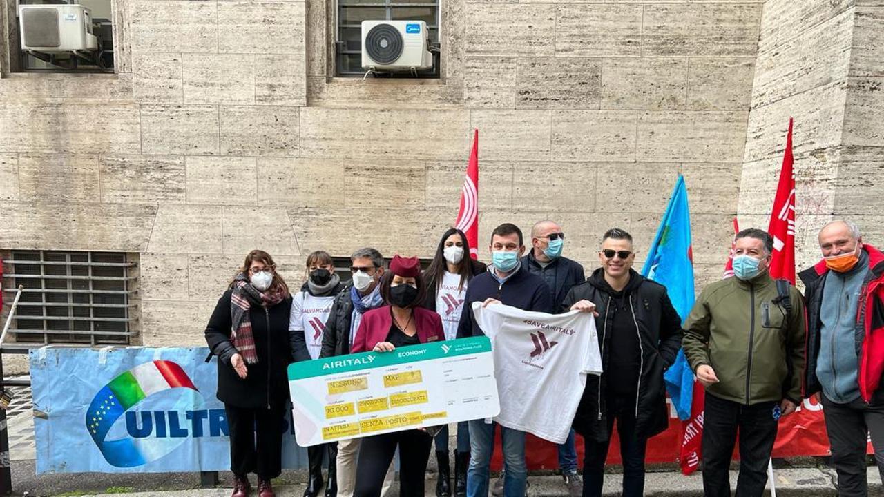 Il presidio dei lavoratori Air Italy davanti alla sede del Mise a Roma