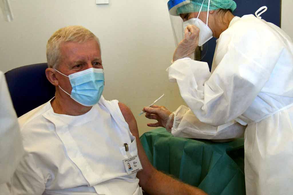 Guido Bianchini mentre viene vaccinato dalla moglie Laura Dell'Amico