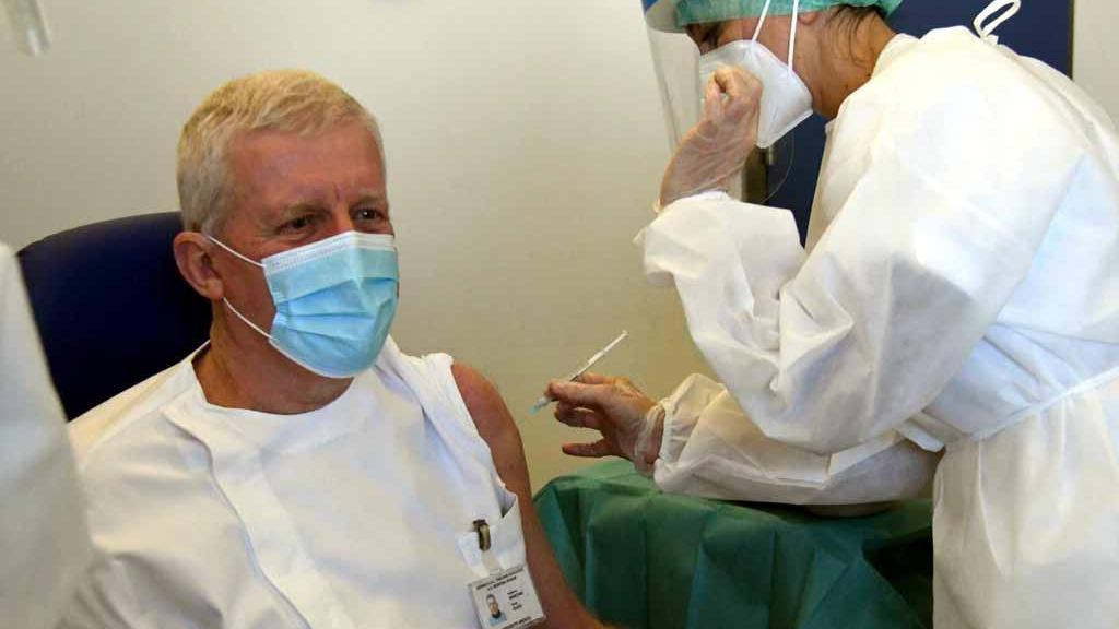 Guido Bianchini mentre viene vaccinato dalla moglie Laura Dell'Amico