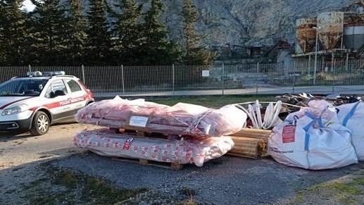 Abbandona nella campagna di Vecchiano 1.250 chili di eternit: imprenditore viareggino indagato