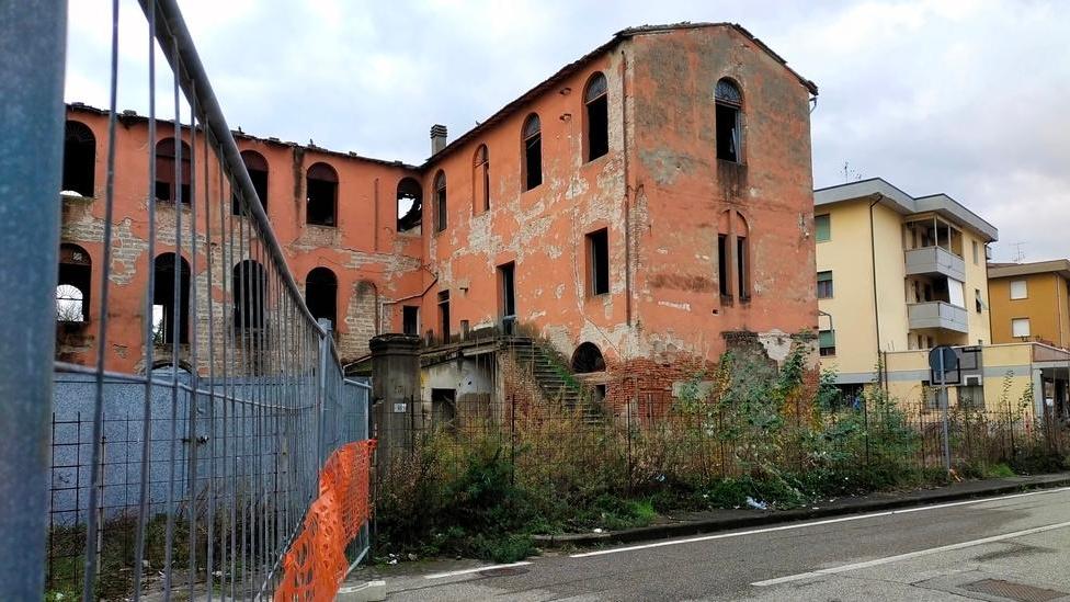 Conceria pericolante, Comune paga i lavori per riaprire la strada e fa causa ai privati
