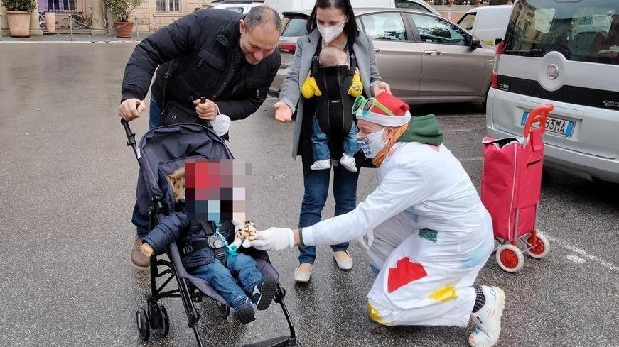 Grisù, il macellaio-clown regala sorrisi per strada e conquista il cuore dei bimbi in quarantena
