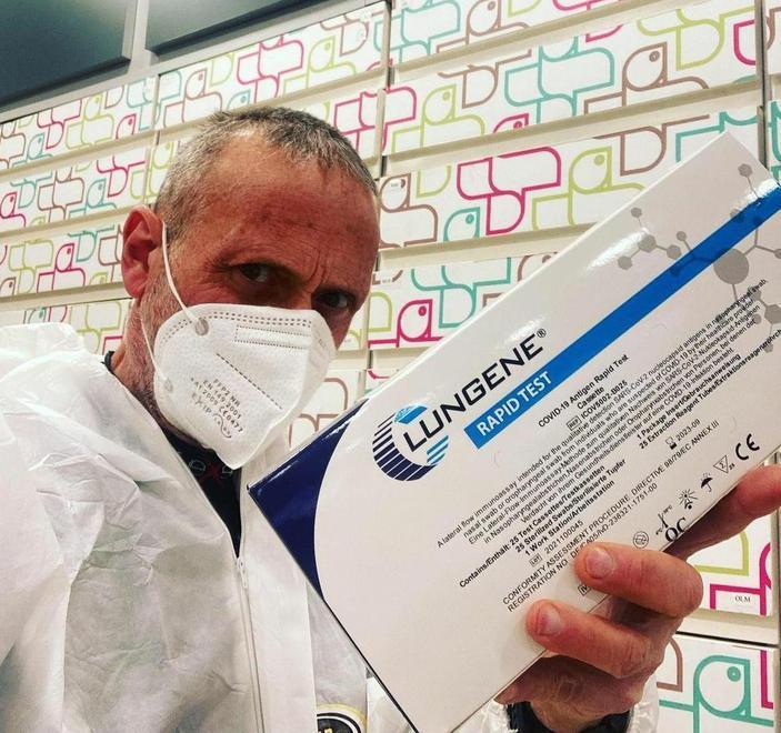 Viareggio, il farmacista si difende dopo il video: «Io frainteso, non sono legato ai no-vax» 