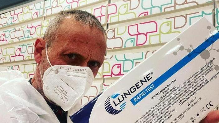 Viareggio, il farmacista si difende dopo il video: «Io frainteso, non sono legato ai no-vax»