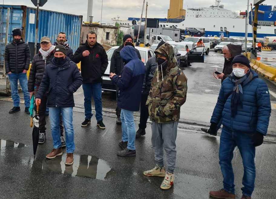 Doppia protesta degli ex MT «Basta appalti al ribasso» 