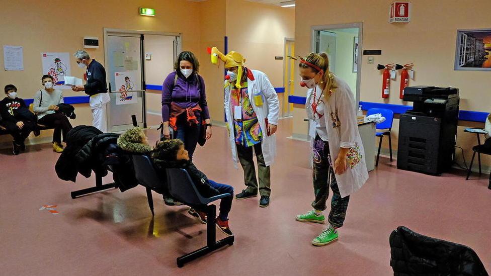 «Guarda mamma, i clown» Il vaccino “diverso” dei bimbi