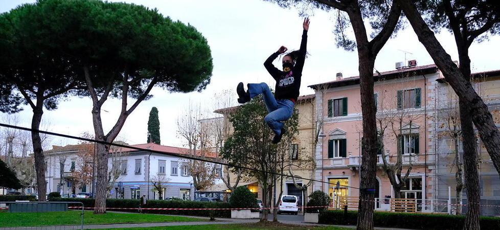 Quelli che corrono sul filo L’associazione Shackline tra spettacolo e solidarietà 