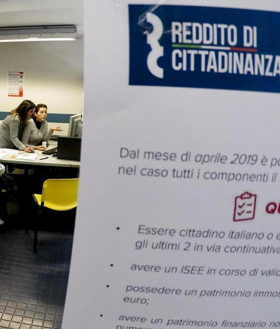 Incassa il sussidio anche da assunta: denunciata