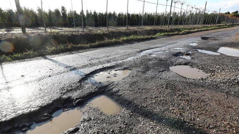Buche e rabbia in via Girone di Mezzo tra asfalto sbriciolato e continui incidenti