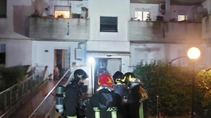 Casa in fiamme, muore il cane Intossicato il proprietario