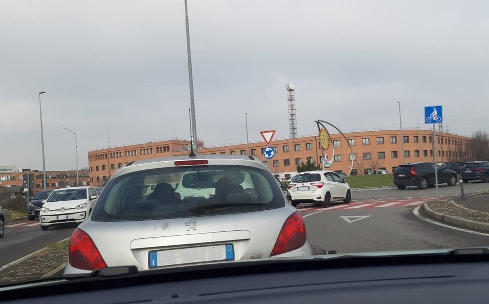 La fila comincia in via Divisione Acqui