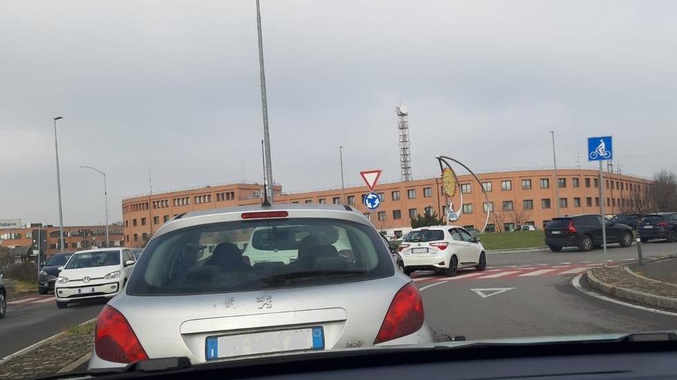 La fila comincia in via Divisione Acqui