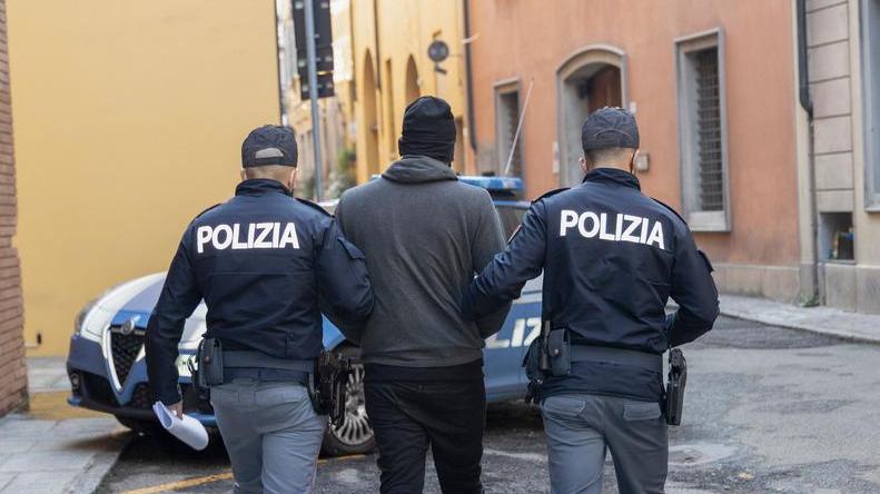 Modena. Tenta di derubare una profumeria Ladro seriale in carcere