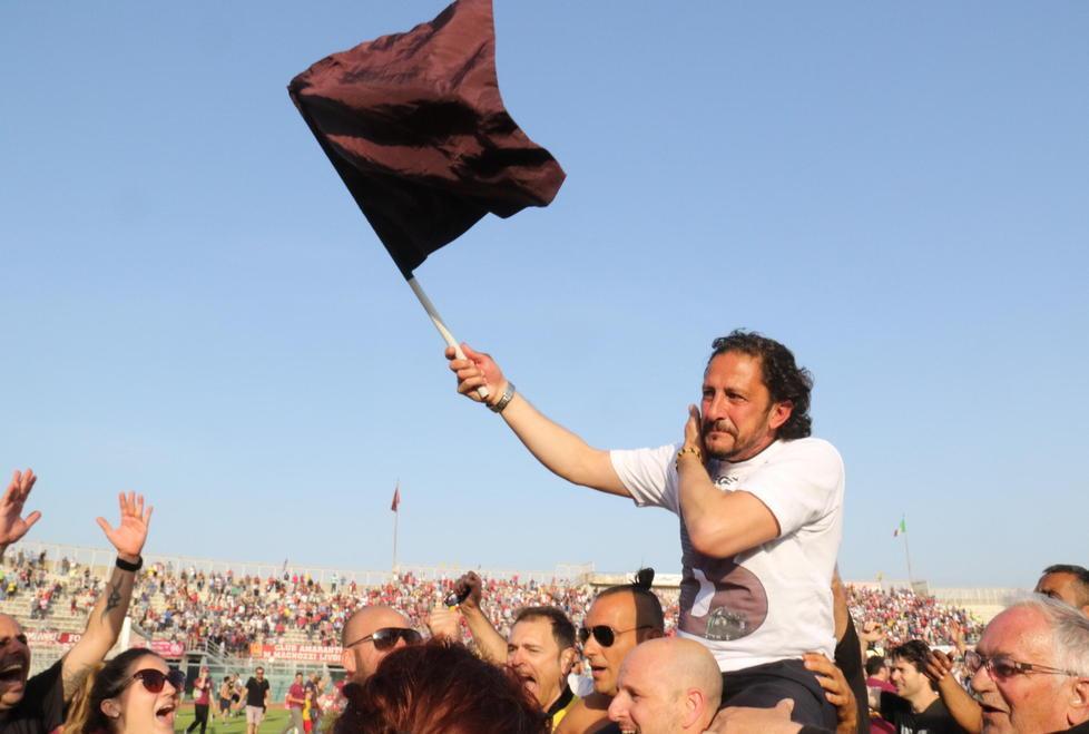 Igor Prottti porta in trionfo la bandiera dai tifosi sul prato dello stadio