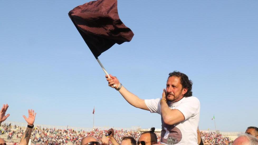 Igor Prottti porta in trionfo la bandiera dai tifosi sul prato dello stadio