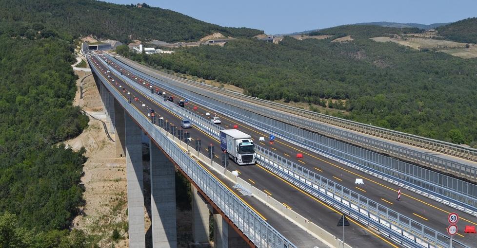 Il viadotto sul fiume Farma: per la Grosseto-Siena potrebbe essere arrivato il momento della svolta. Gli automobilisti incrociano le dita