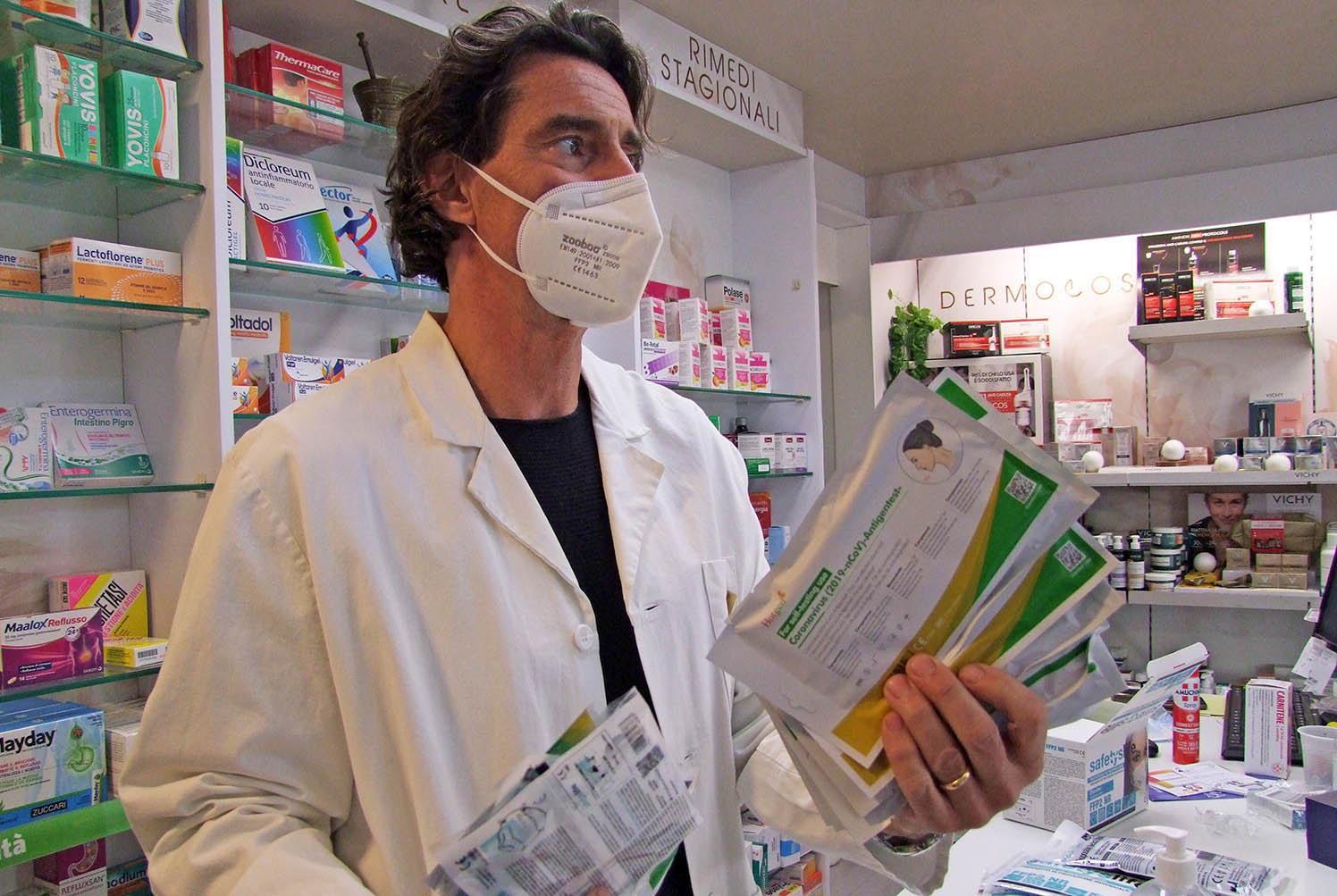Alessandro Adami della farmacia Eliopoli di Riotorto con dei test fai da te (foto Paolo Barlettani)