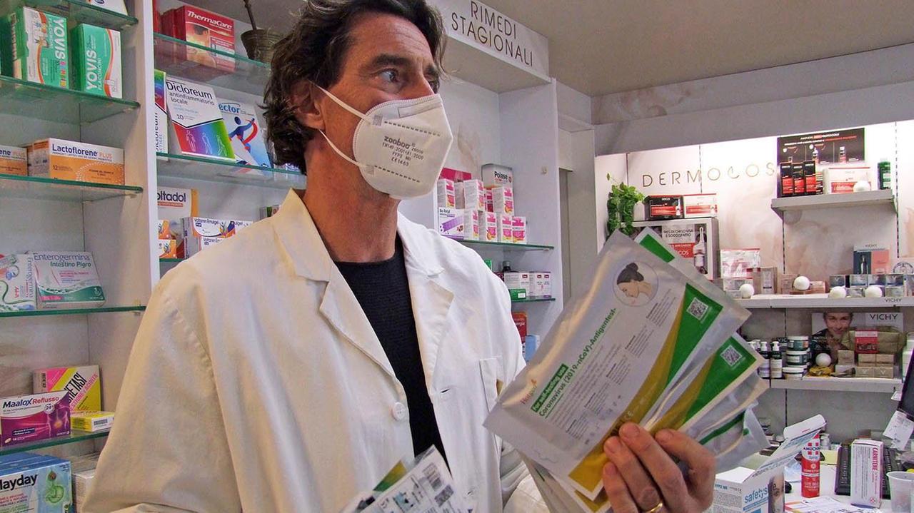 Alessandro Adami della farmacia Eliopoli di Riotorto con dei test fai da te (foto Paolo Barlettani)