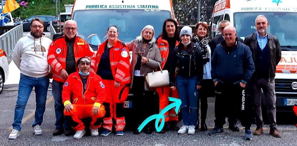 Letizia Lorenzi, insieme al gruppo della Pubblica Assistenza che fece partorire la mamma nel 2003