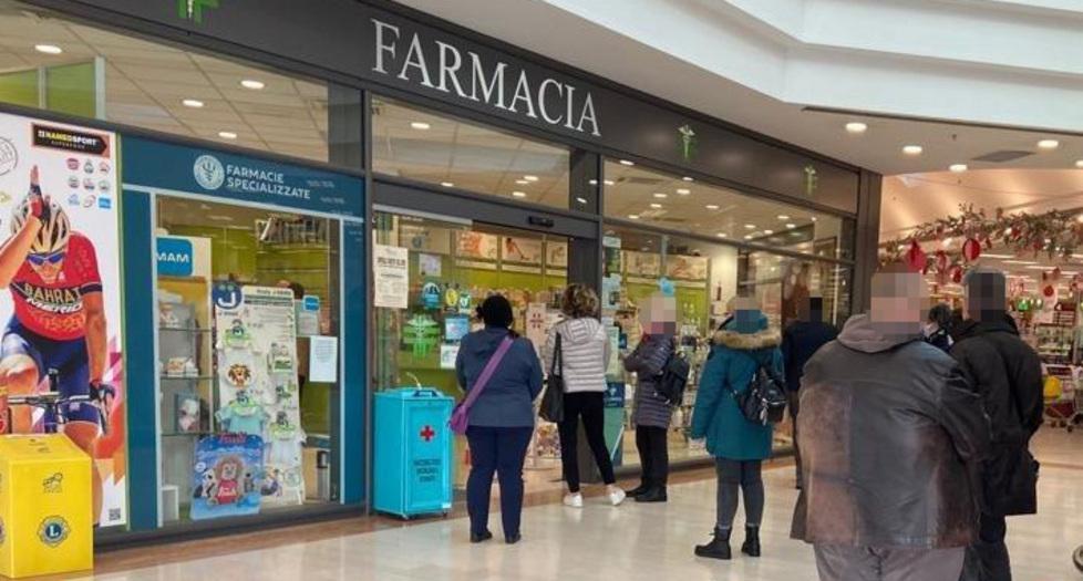 Cittadini in coda alla Farmacia Badi, all'esterno dell'Esselunga di San Concordio