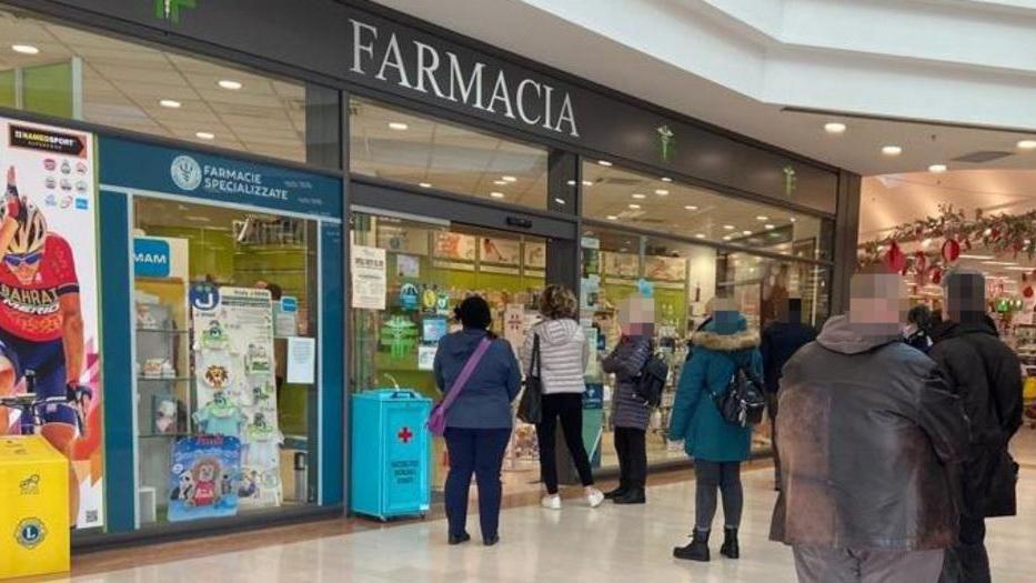 Cittadini in coda alla Farmacia Badi, all'esterno dell'Esselunga di San Concordio