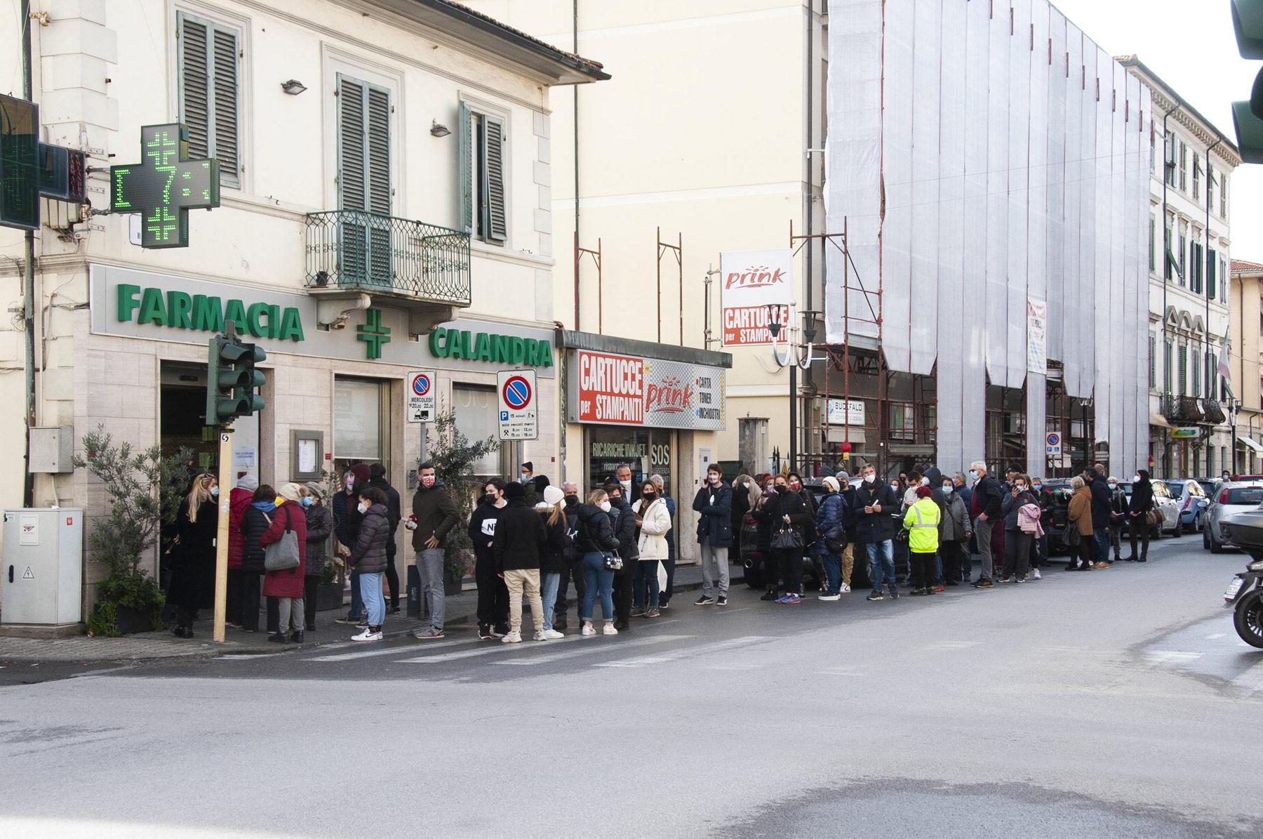 Boom di contagi in Versilia: 234 in un giorno e il tasso vola: «Vaccinatevi e niente assembramenti» - I dati