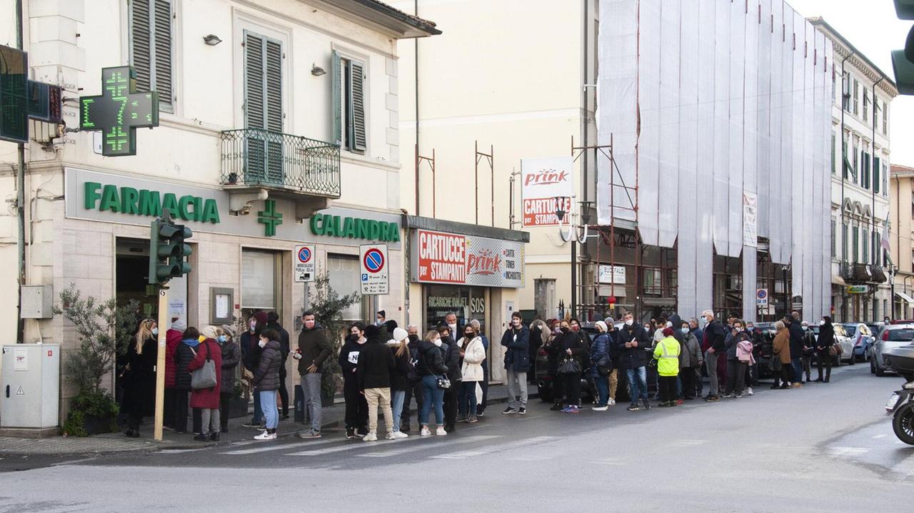 Boom di contagi in Versilia: 234 in un giorno e il tasso vola: «Vaccinatevi e niente assembramenti» - I dati