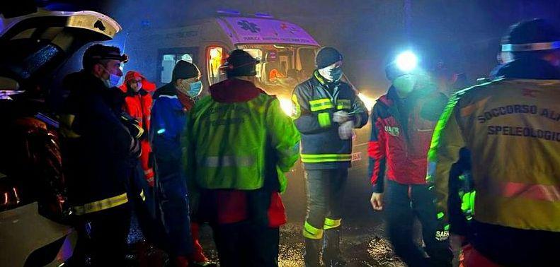 I soccorritori impegnati nel recupero degli escursionisti bloccati sulla Montagna Pistoiese