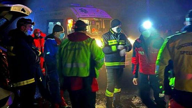 I soccorritori impegnati nel recupero degli escursionisti bloccati sulla Montagna Pistoiese