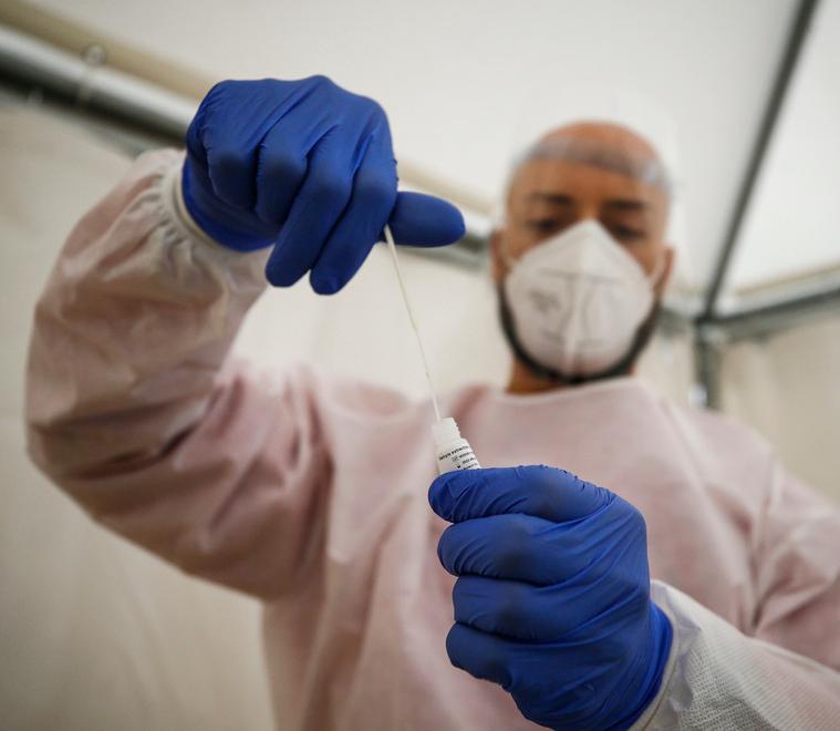 Tamponi a confronto: con il rapido fino a un risultato negativo su due potrebbe essere falso