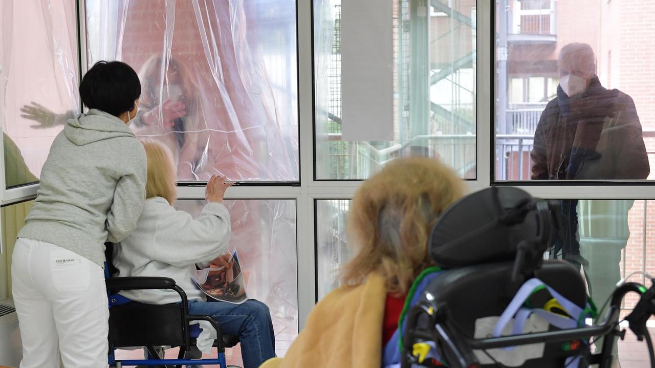 Rsa, visite consentite solo ai vaccinati con terza dose (o doppia dose più tampone)
