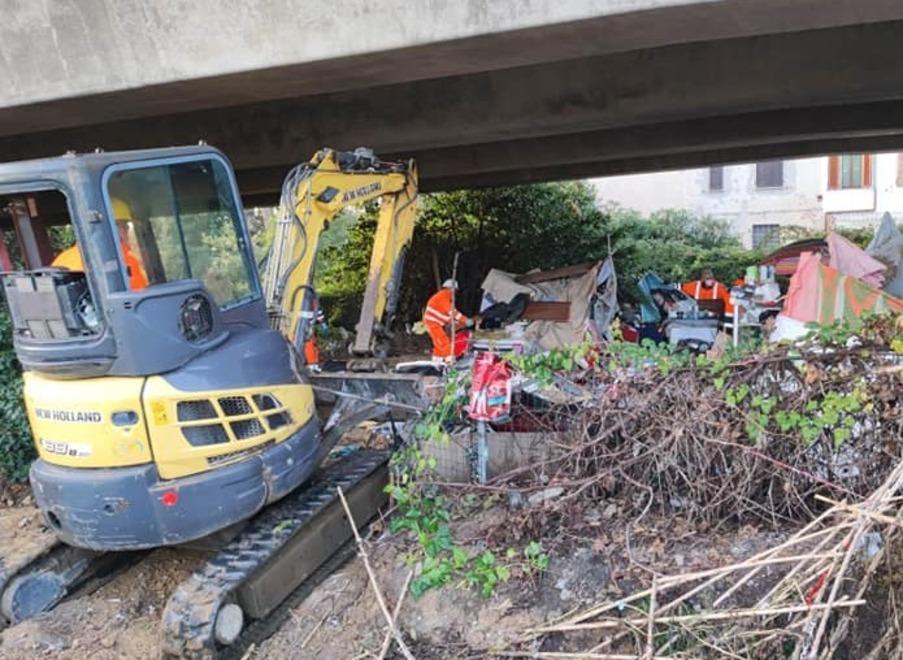 Pisa, abbattuto con la ruspa l’insediamento abusivo sotto il cavalcavia 