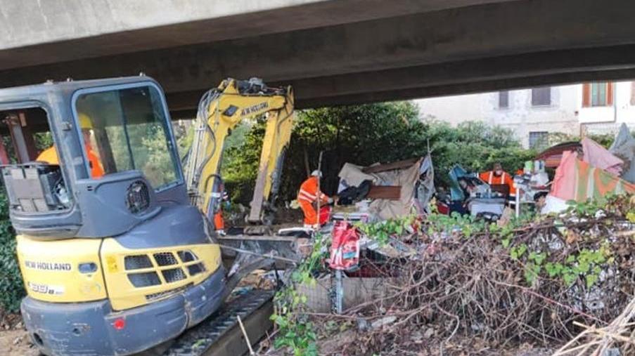 Pisa, abbattuto con la ruspa l’insediamento abusivo sotto il cavalcavia
