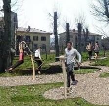 Una palestra a cielo aperto vicino al campo sportivo