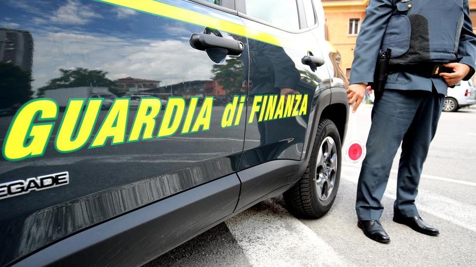 Si era spacciato per maresciallo per farsi fare una ricarica