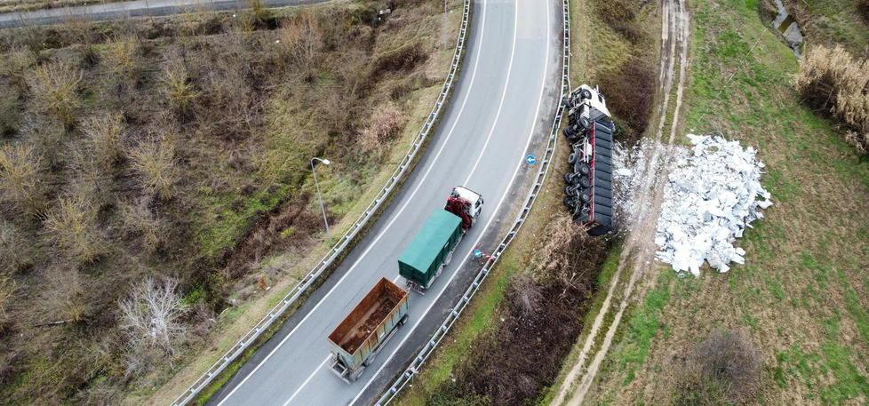 Chiusa la variante per il recupero del camion finito fuori strada 