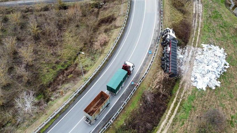 Chiusa la variante per il recupero del camion finito fuori strada