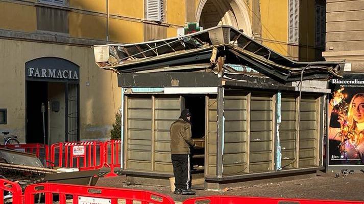 Rimosso il vecchio chiosco che ospitava l’edicola Melloni
